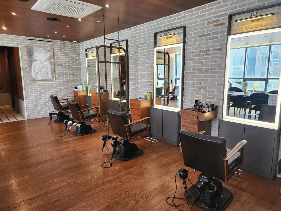 Interior of the 95-pyeong salon with treatment seats