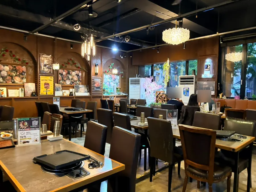 Spacious interior of Jipbul Taebaek