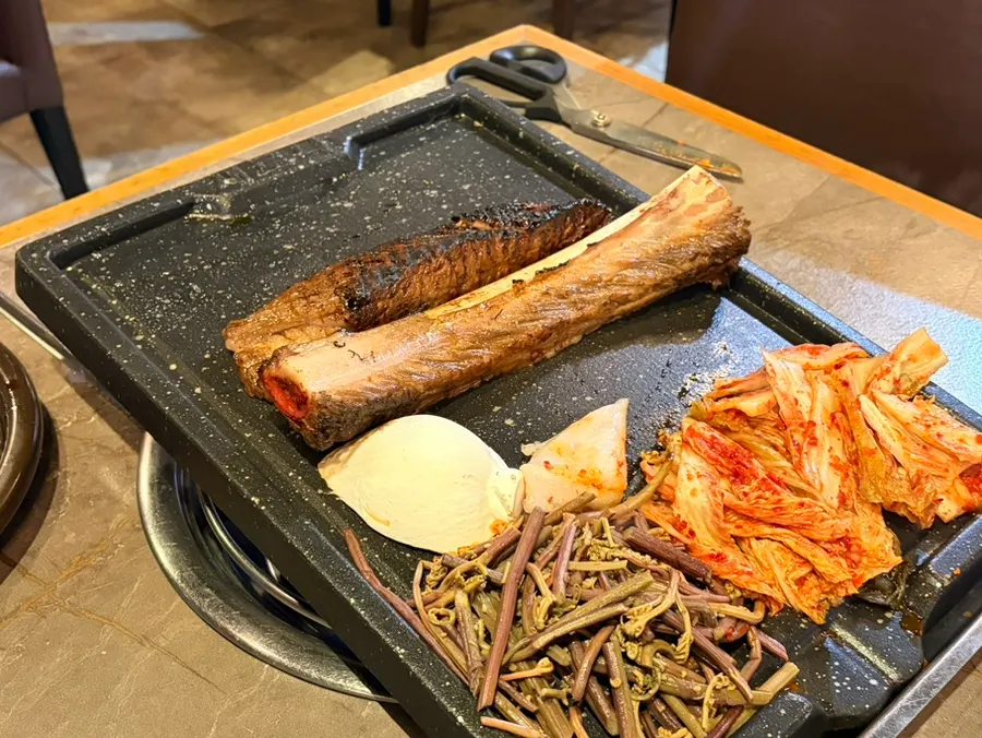 Prime beef ribs infused with straw-fire aroma