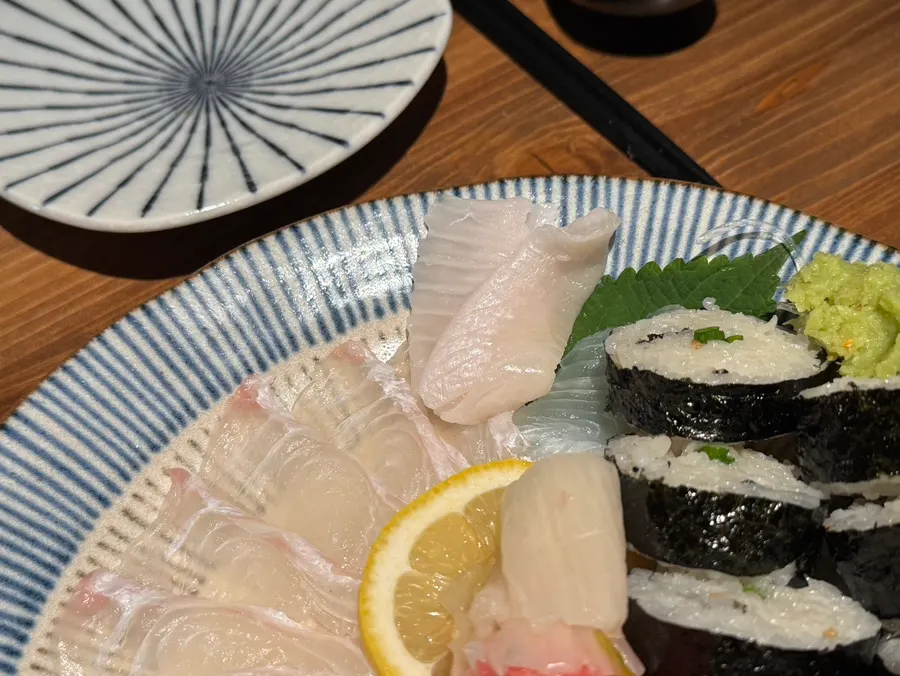 소금김밥에 올린 광어회