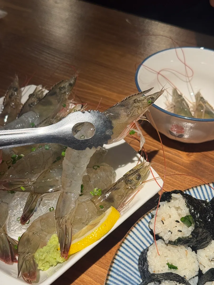 머리 버터구이용으로 자른 새우 머리