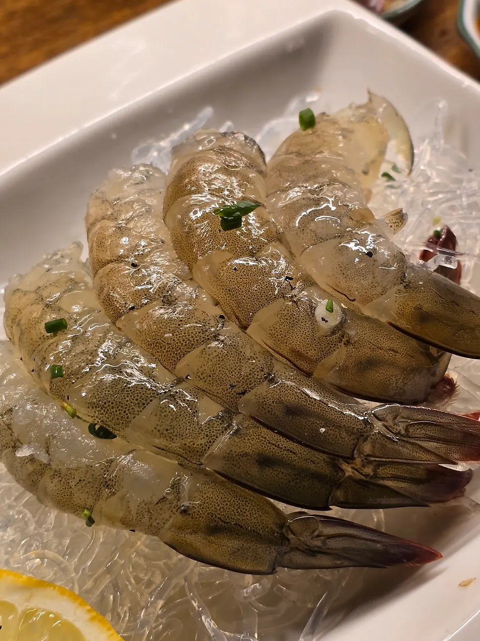 접시에 가지런히 담긴 생새우회