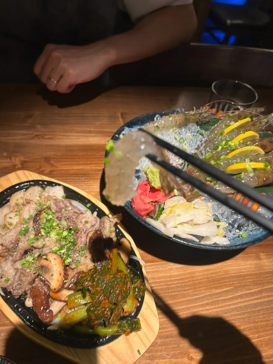 레몬즙 뿌린 통통한 생새우회 살