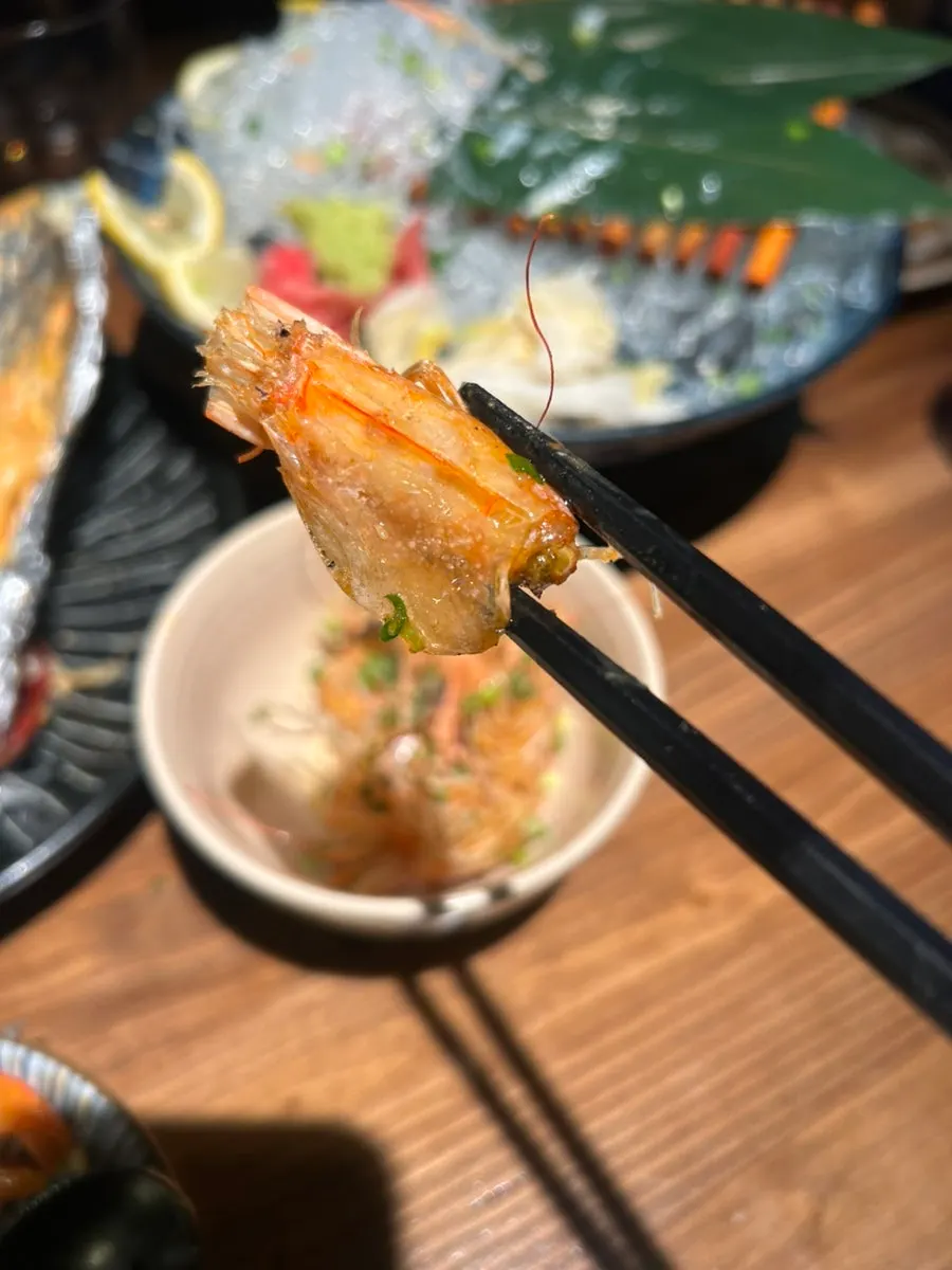 바삭하게 구운 새우머리버터구이