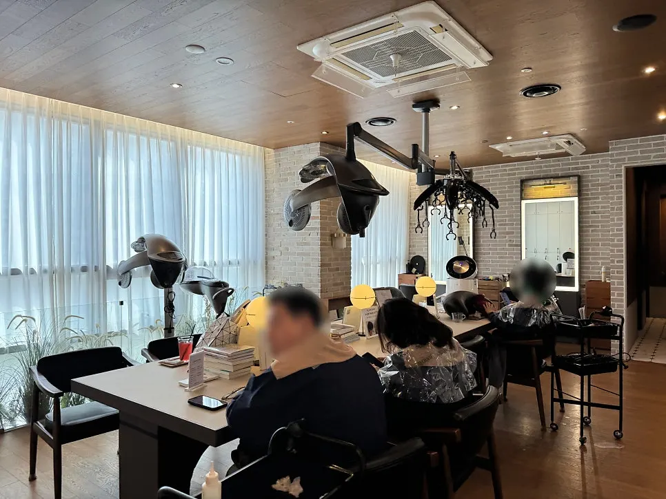 넓게 구성된 미용실 시술 공간