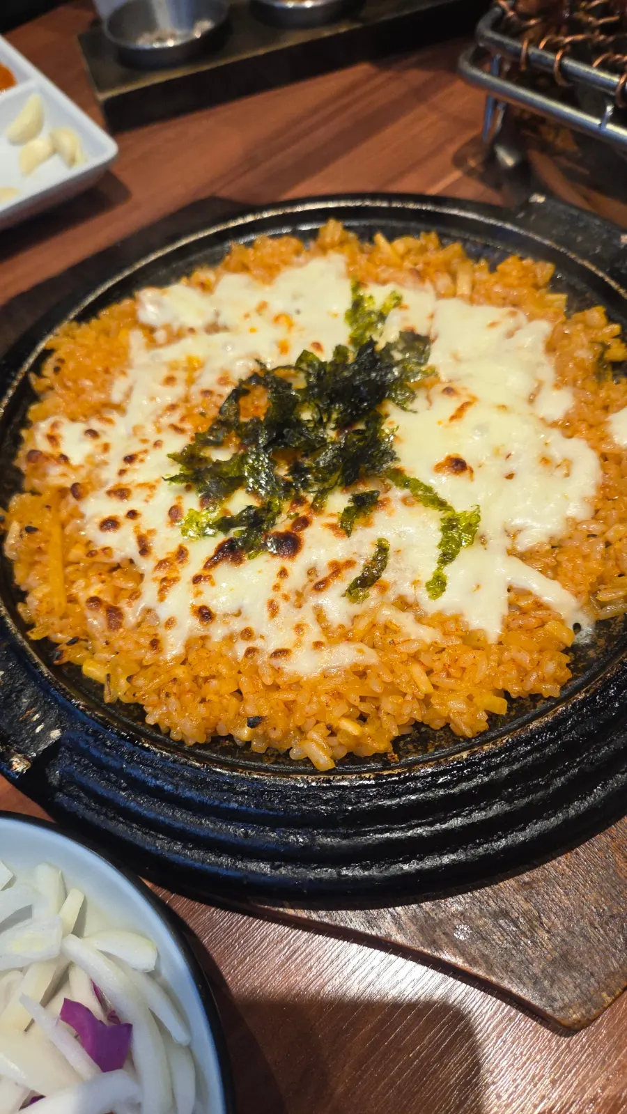 Kkakdugi fried rice served on a stone plate