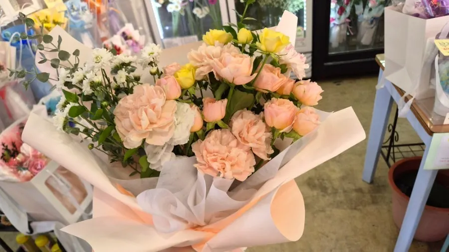 예약 꽃다발과 종이백