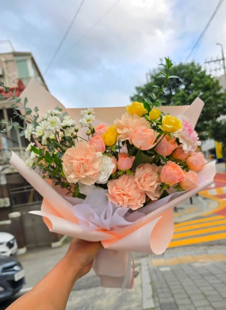풍성하게 완성된 예약 꽃다발