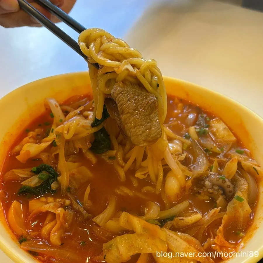 돈가스와 홍짬뽕 메뉴 조합