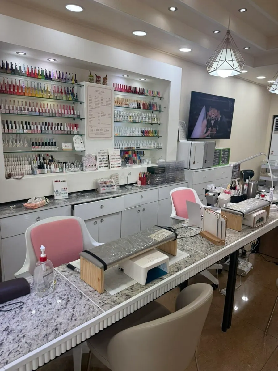 Clean and comfortable interior of Green Nail