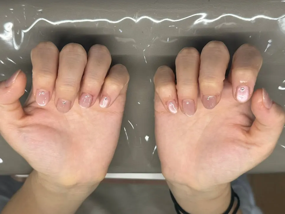Gel nails with parts for wedding-shoot lighting
