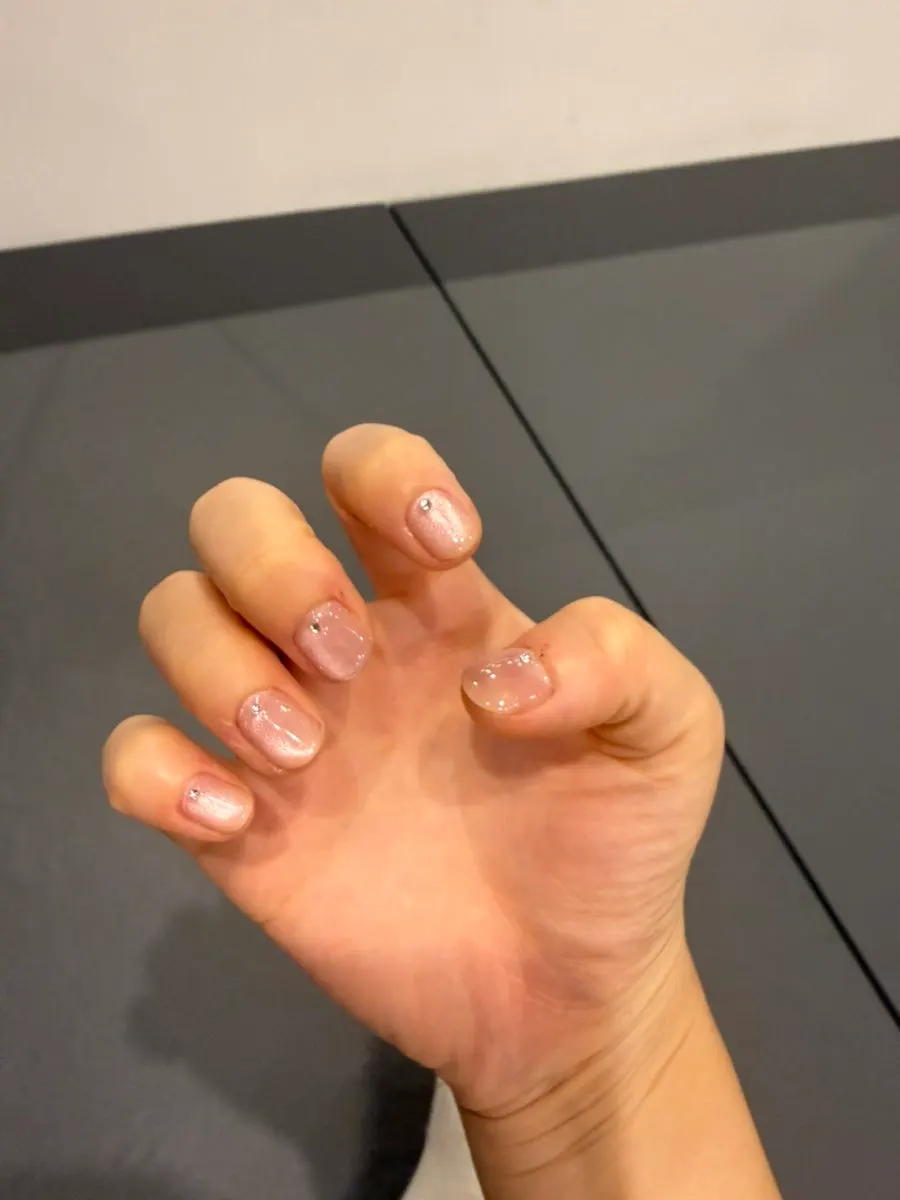 Decorative-part nails under different lighting