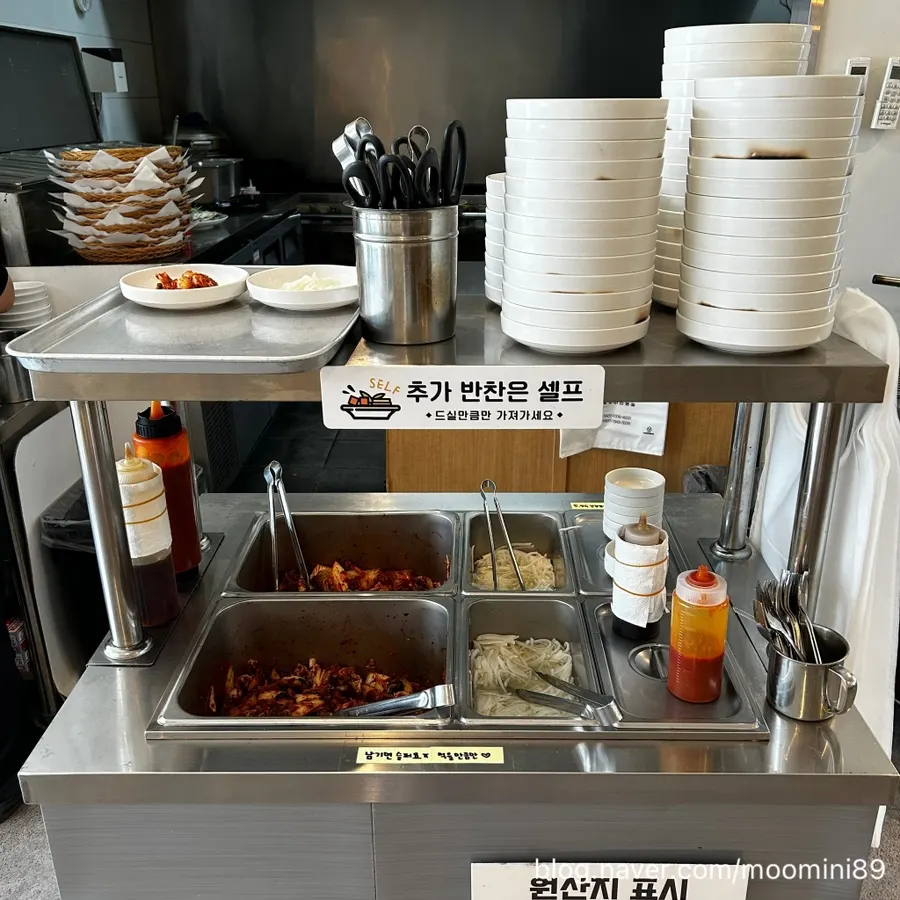 매장 한켠에 놓인 아기의자