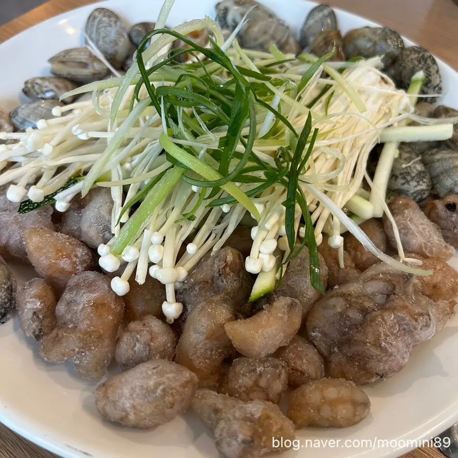 오만둥이와 활바지락이 담긴 해물 접시