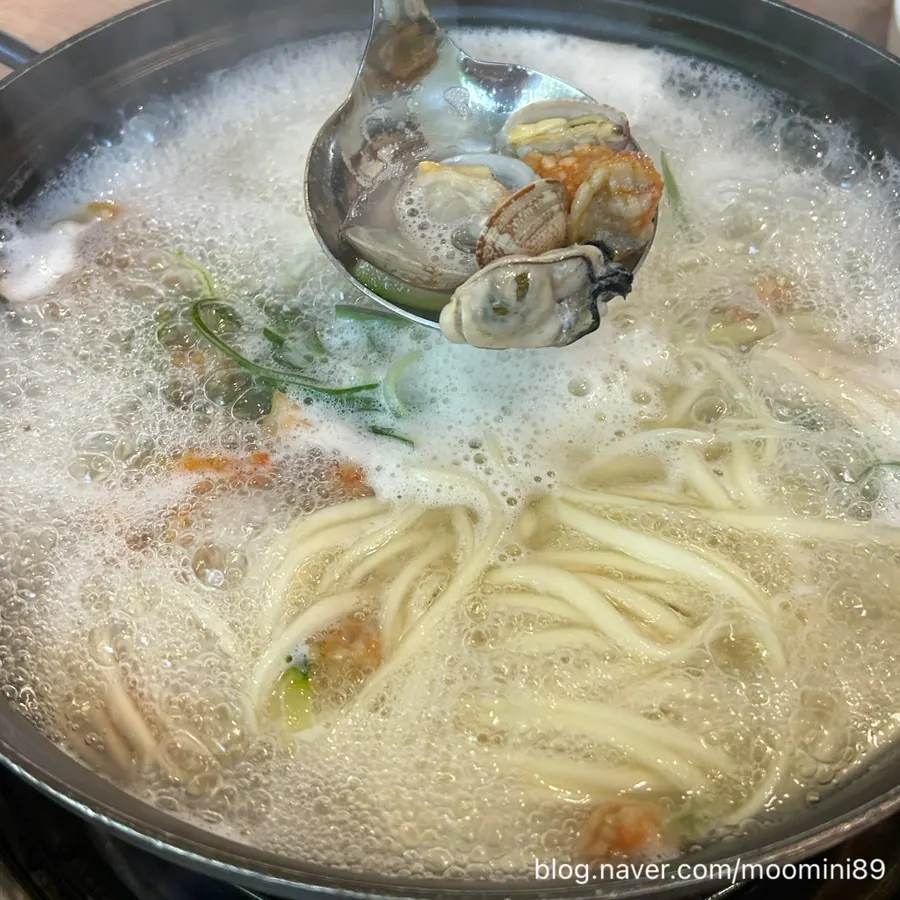 완성된 복해물칼국수 한 냄비