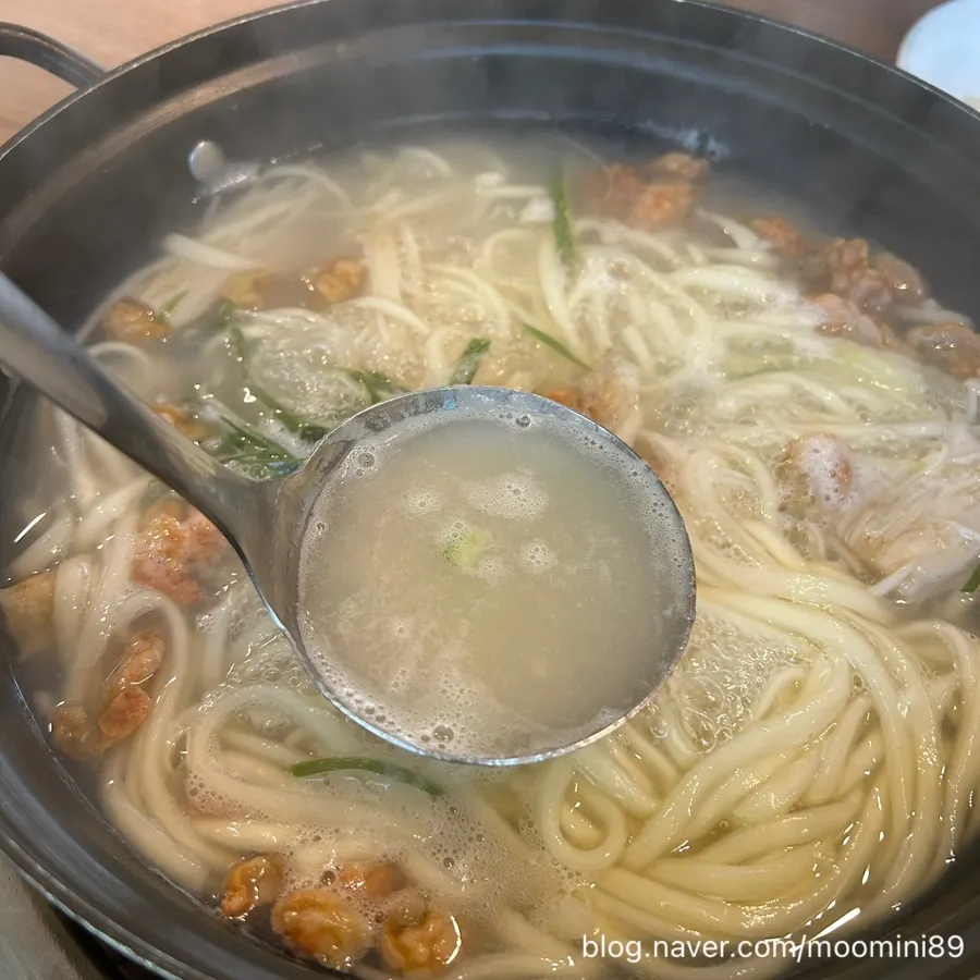 칼국수 면과 해물을 건져 올린 모습