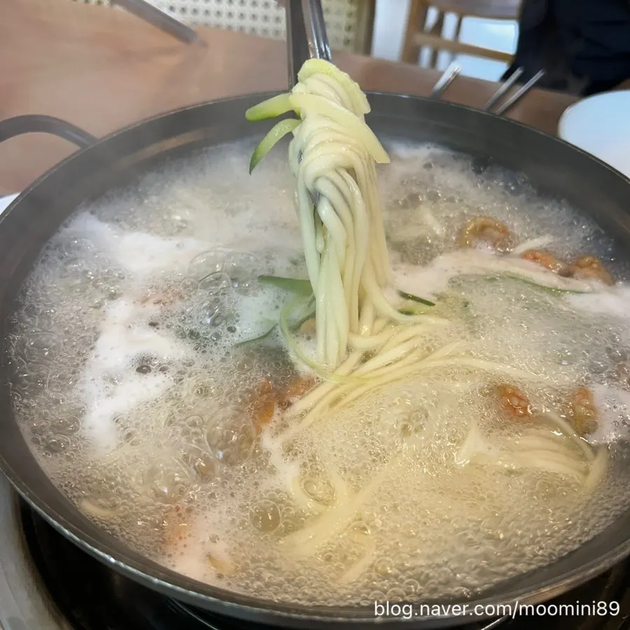 앞접시에 덜어낸 해물칼국수