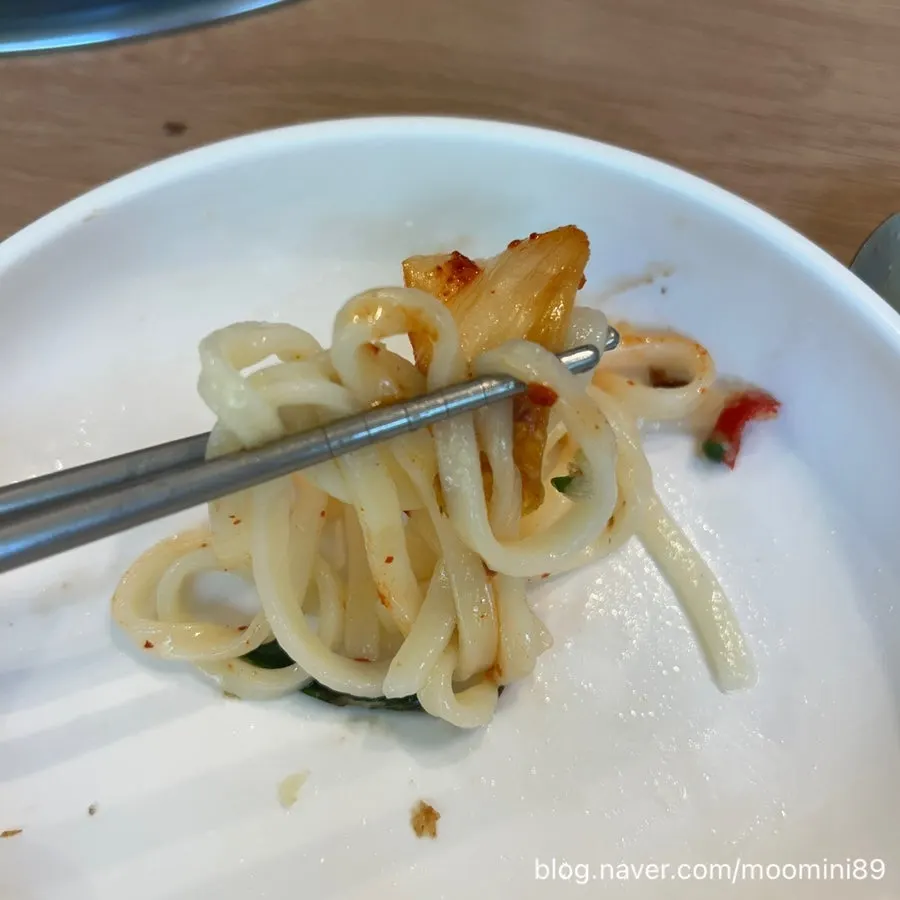 둘이 나눠 먹는 해물칼국수 상차림