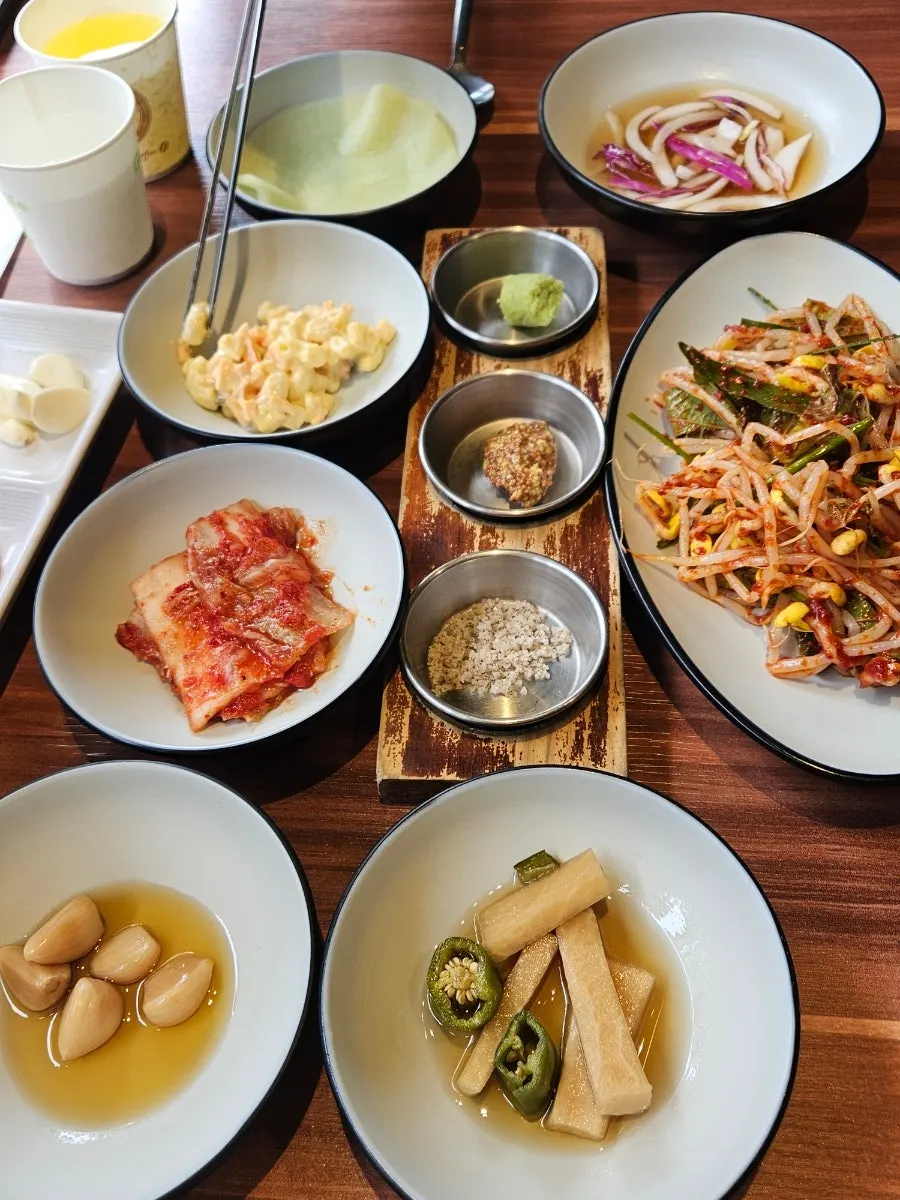 Basic side dishes including green onion salad, wrap vegetables, and pickles