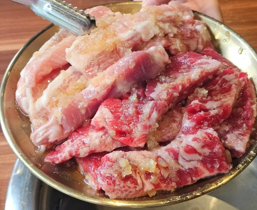 Thick-cut pork belly and beef short ribs on the Uiseong garlic mixed platter 600g
