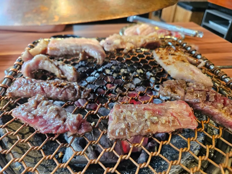 Charcoal-grilled meat cooked well without burning