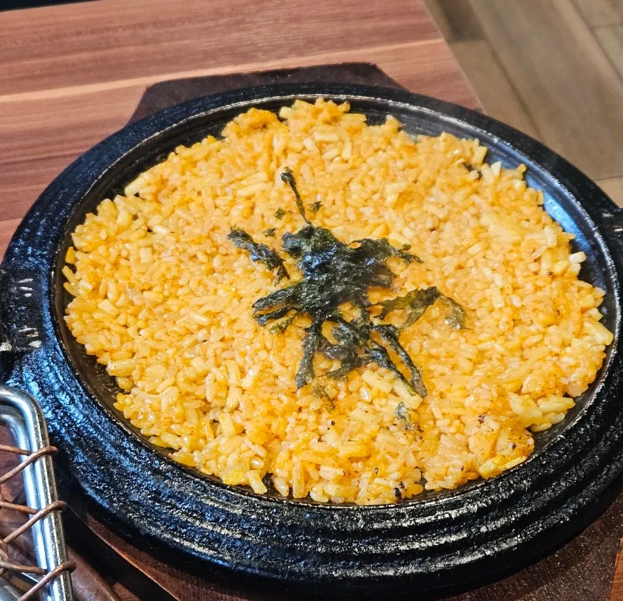 Kkakdugi fried rice served on a hot stone plate