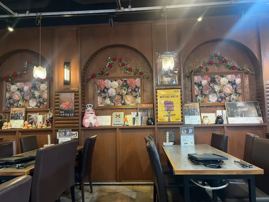 The area around the restaurant where parking is available