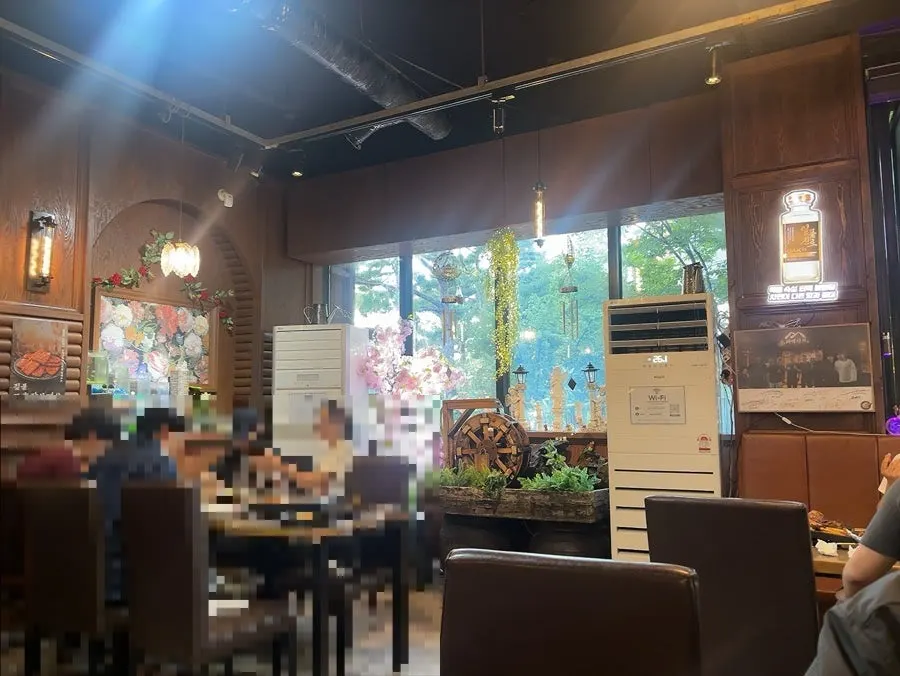Restaurant exterior with parking information