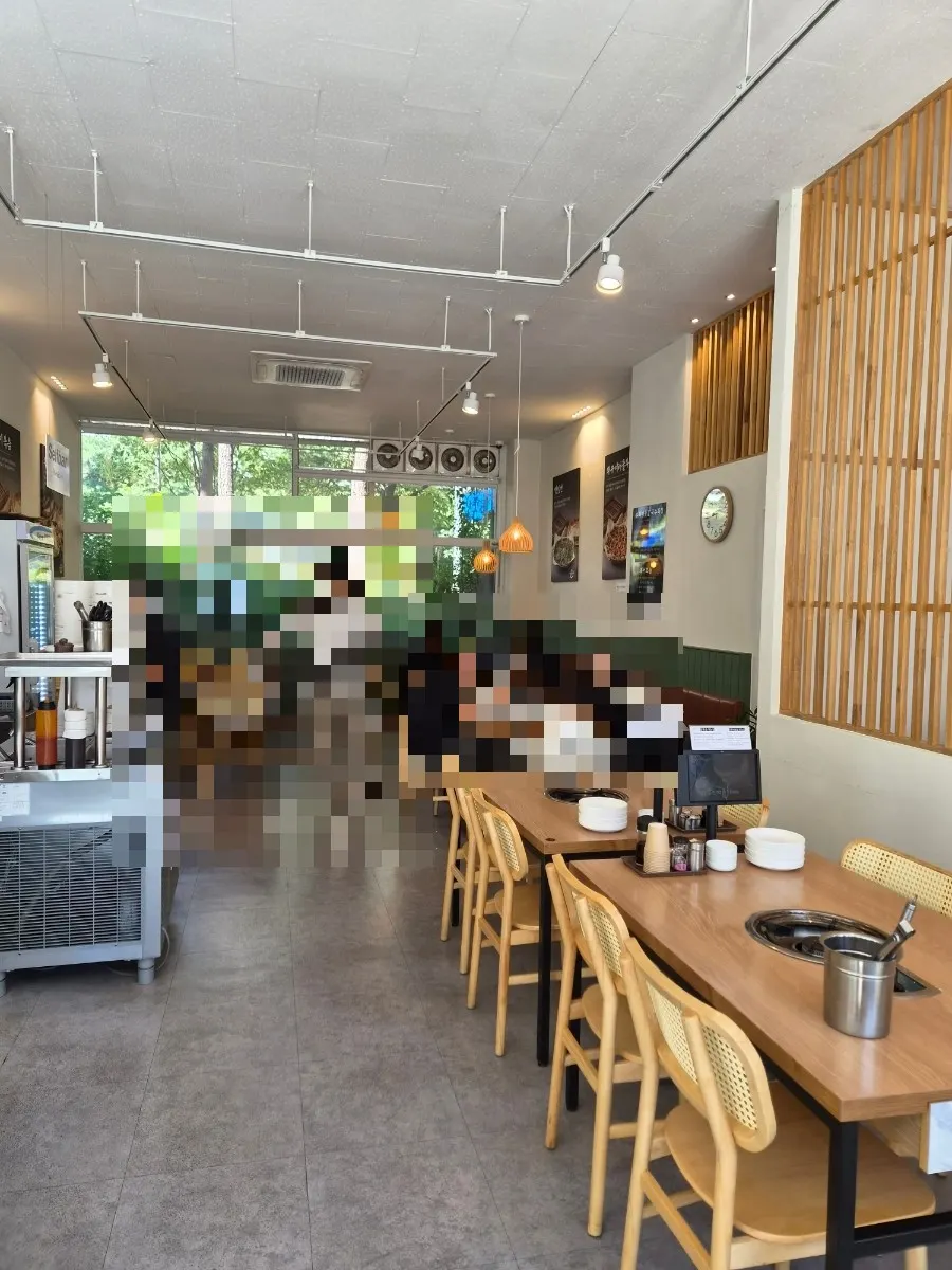 Interior seating at Yubok Haemul Kalguksu Dongtan Direct Branch