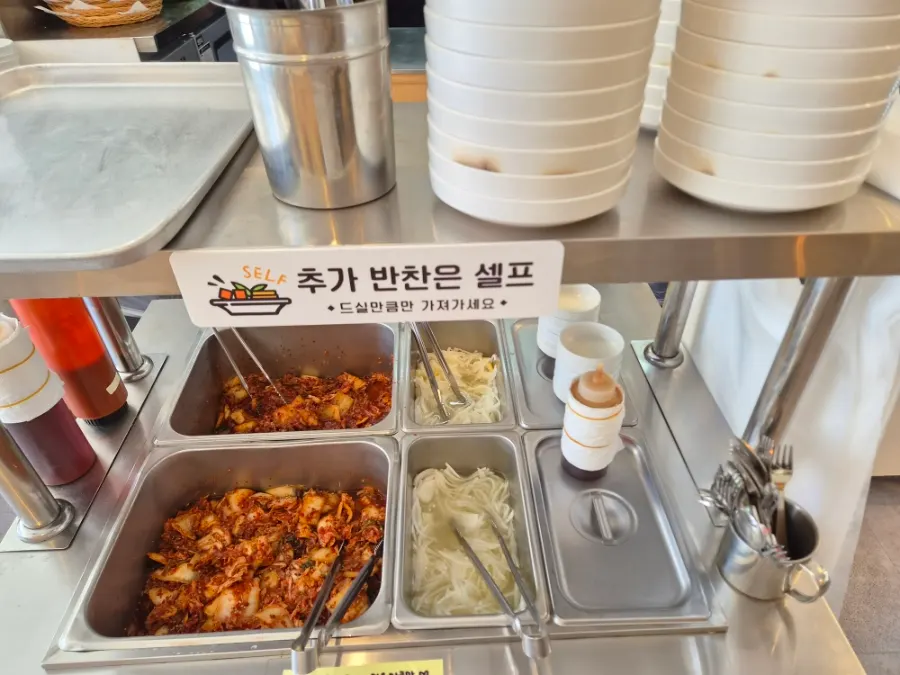 Basic side dishes of diced radish kimchi and radish