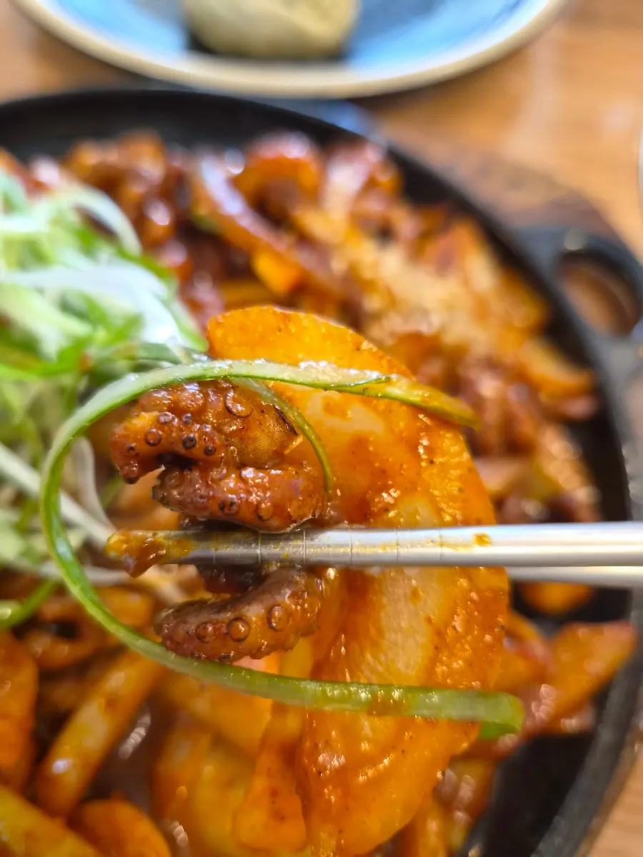 Fiery red grilled webfoot octopus stir-fry with smoky aroma