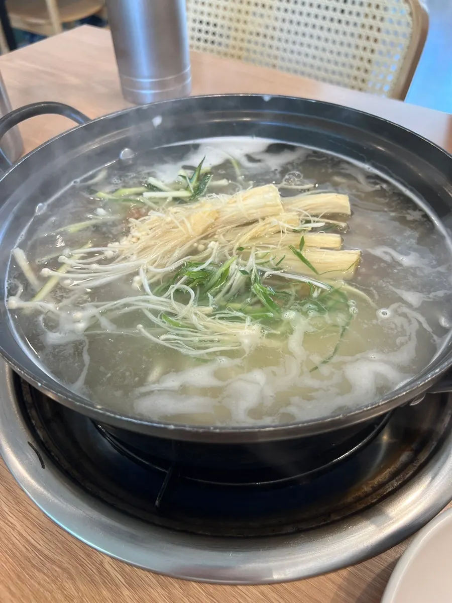 Bok-haemul kalguksu generously filled with ark shell clams