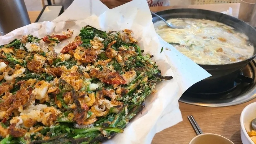 Table setting of seafood kalguksu at Yubok Haemul Kalguksu Dongtan Direct Branch