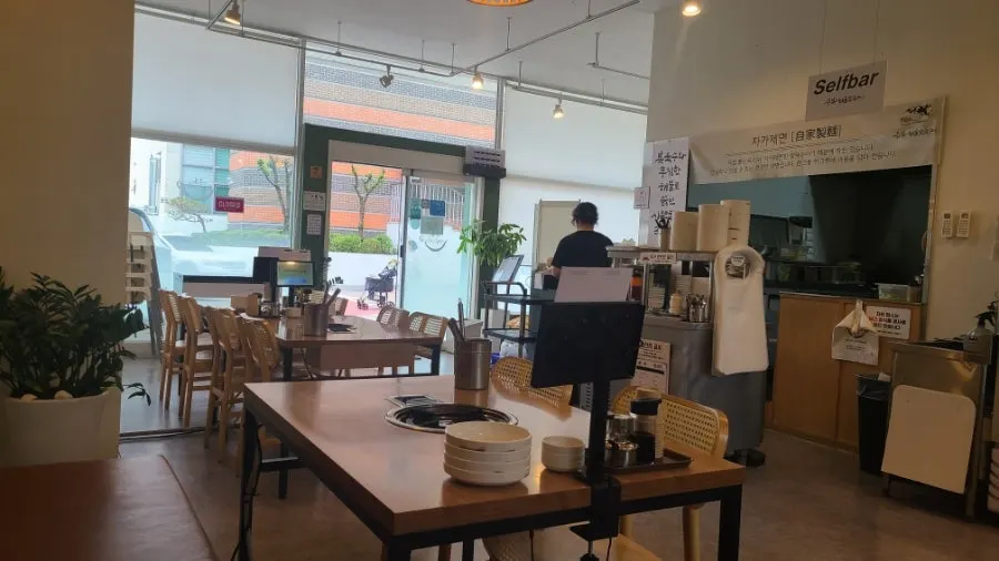 Interior of Yubok Haemul Kalguksu Dongtan Direct Branch