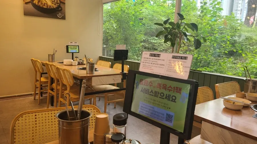 Menu lineup at Yubok Haemul Kalguksu Dongtan Direct Branch