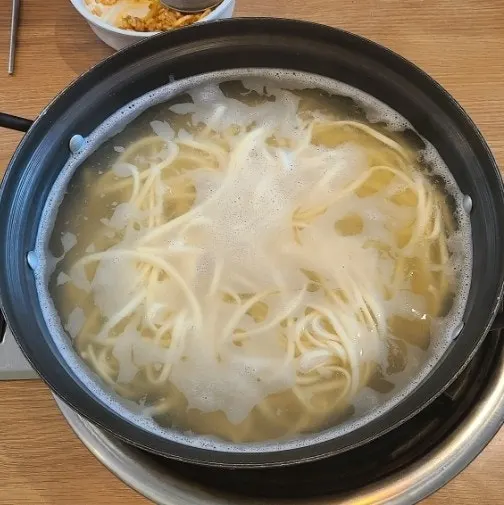 Seafood kalguksu with clams and mideodeok