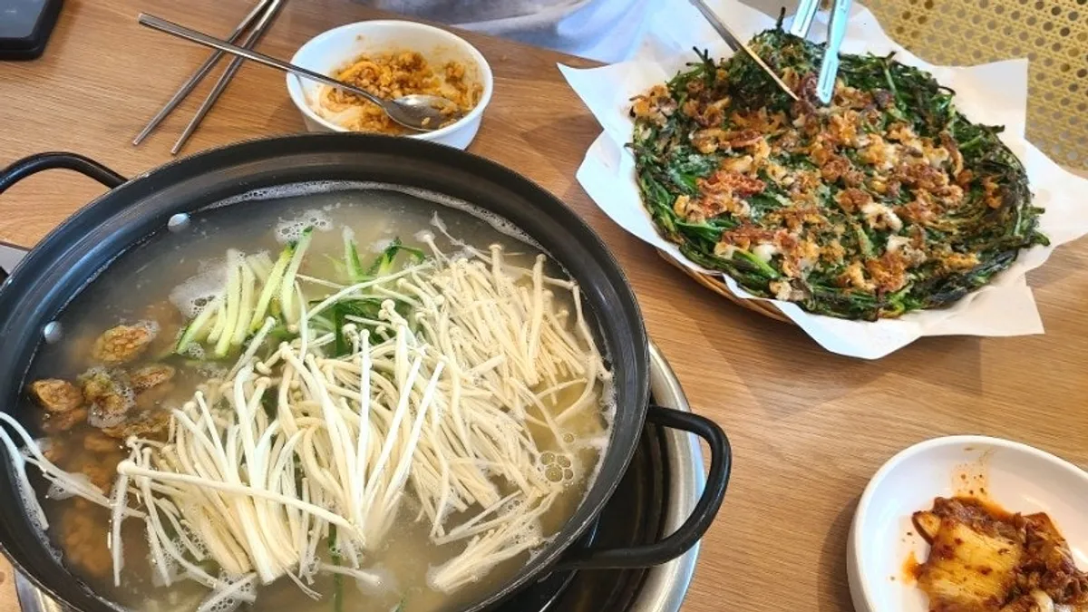 Seafood kalguksu and jjukkumi haemul buchujeon combo