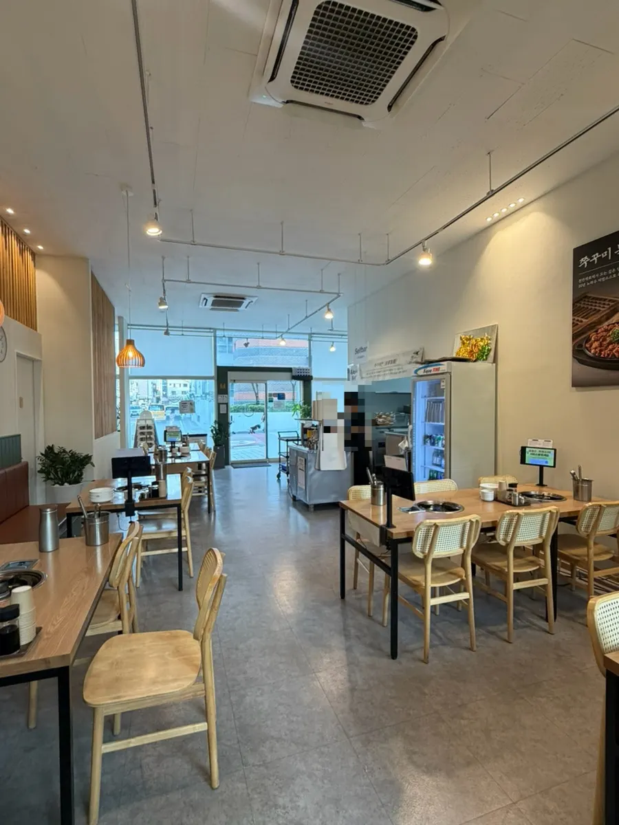 Spacious interior hall of Yubok Haemul Kalguksu Dongtan Direct Branch