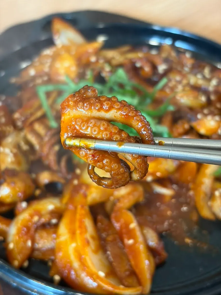 Stir-fried octopus mixed with cabbage and onion