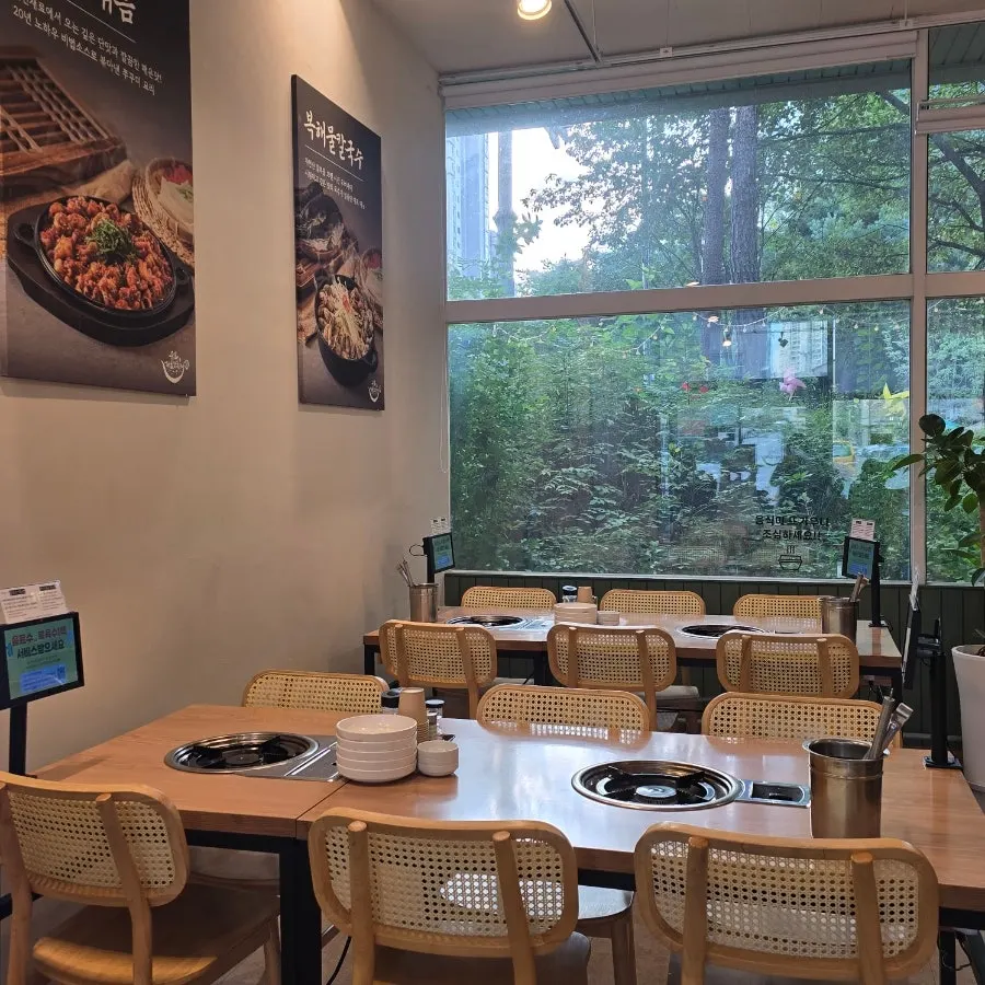 Interior of Yubok Haemul Kalguksu Dongtan Direct Branch