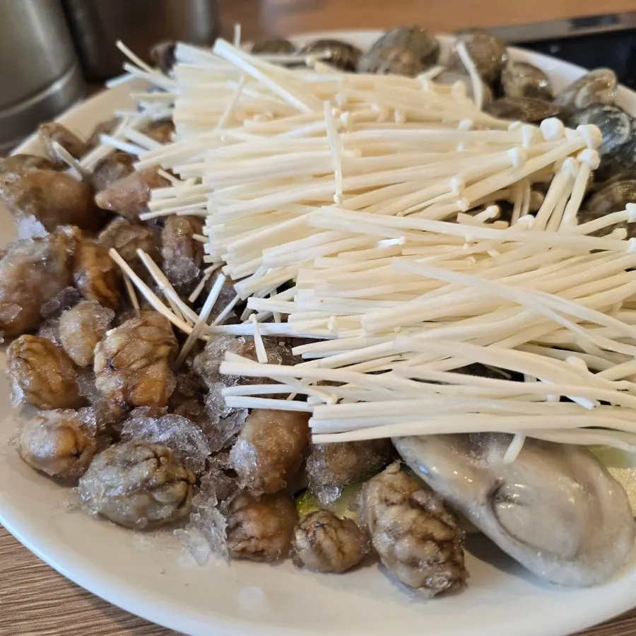 Seafood kalguksu with clams and omandungi