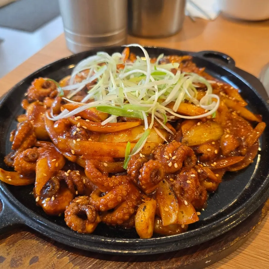 Fire-grilled spicy webfoot octopus dish