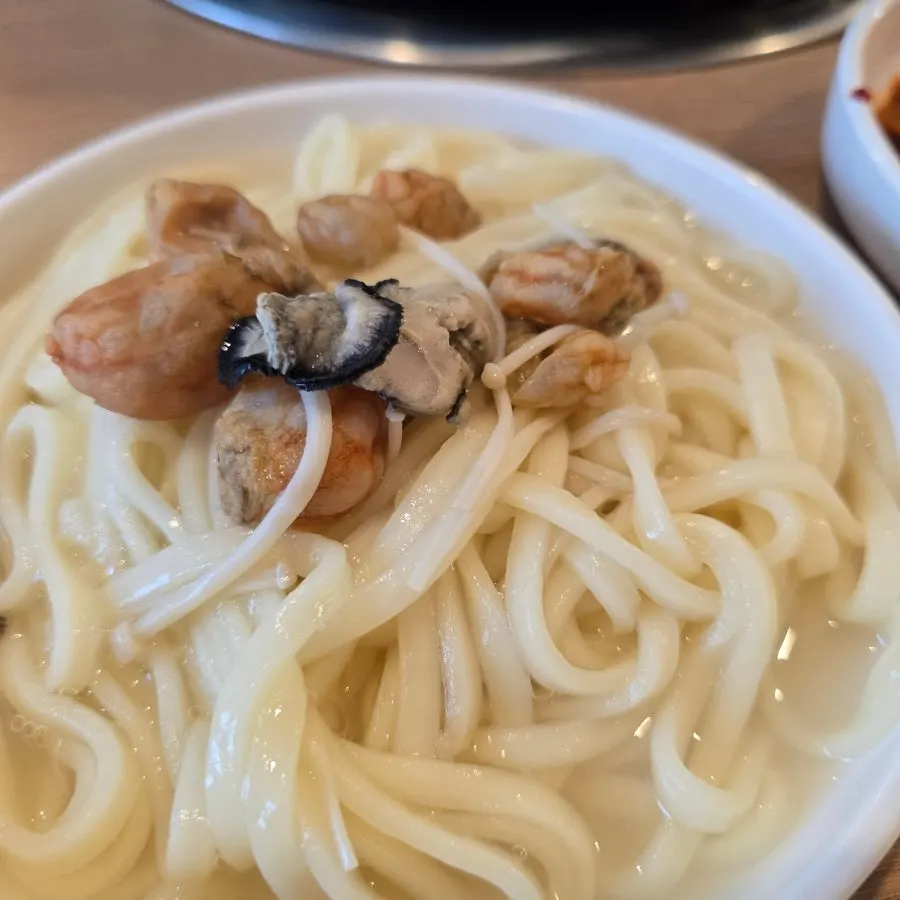 Kalguksu with clams and omandungi