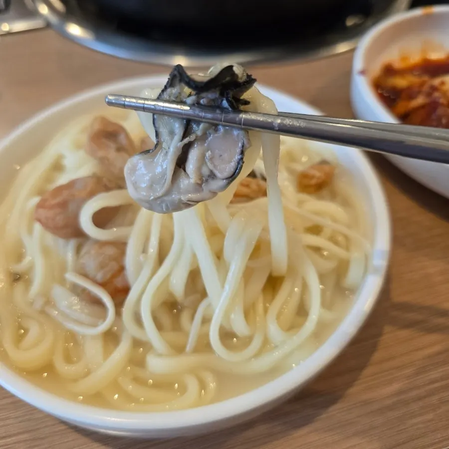 Refreshing seafood kalguksu