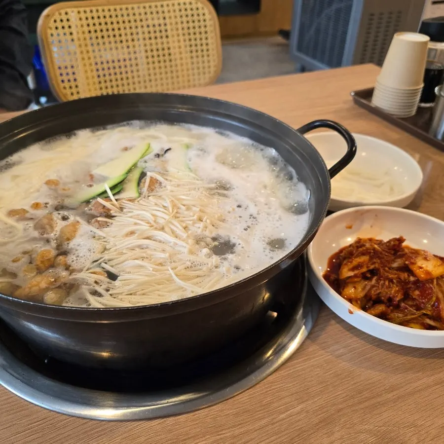 Yubok Haemul Kalguksu meal dishes