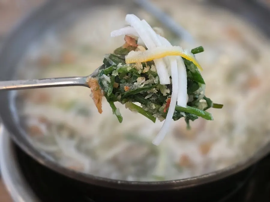 Eating yuzu radish salad together with the buchujeon