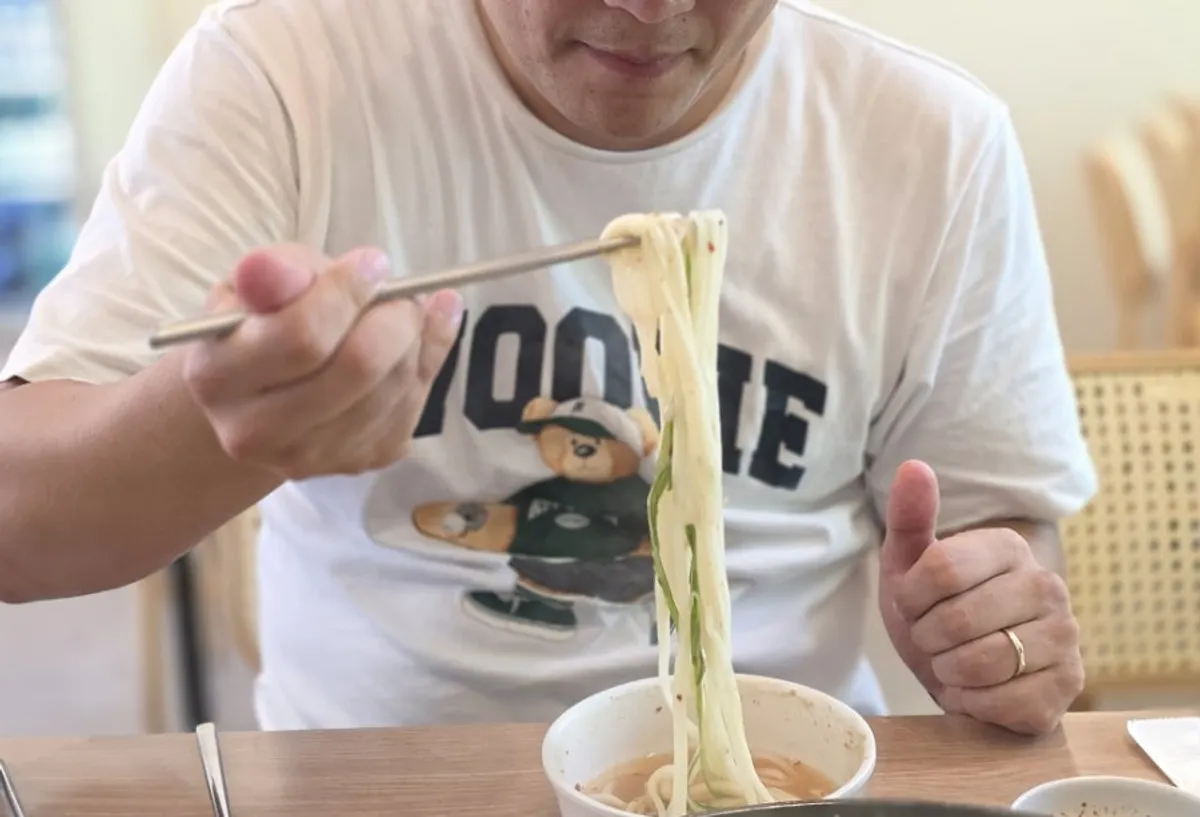 Wrapping up the meal at Yubok Haemul Kalguksu Dongtan Direct Branch