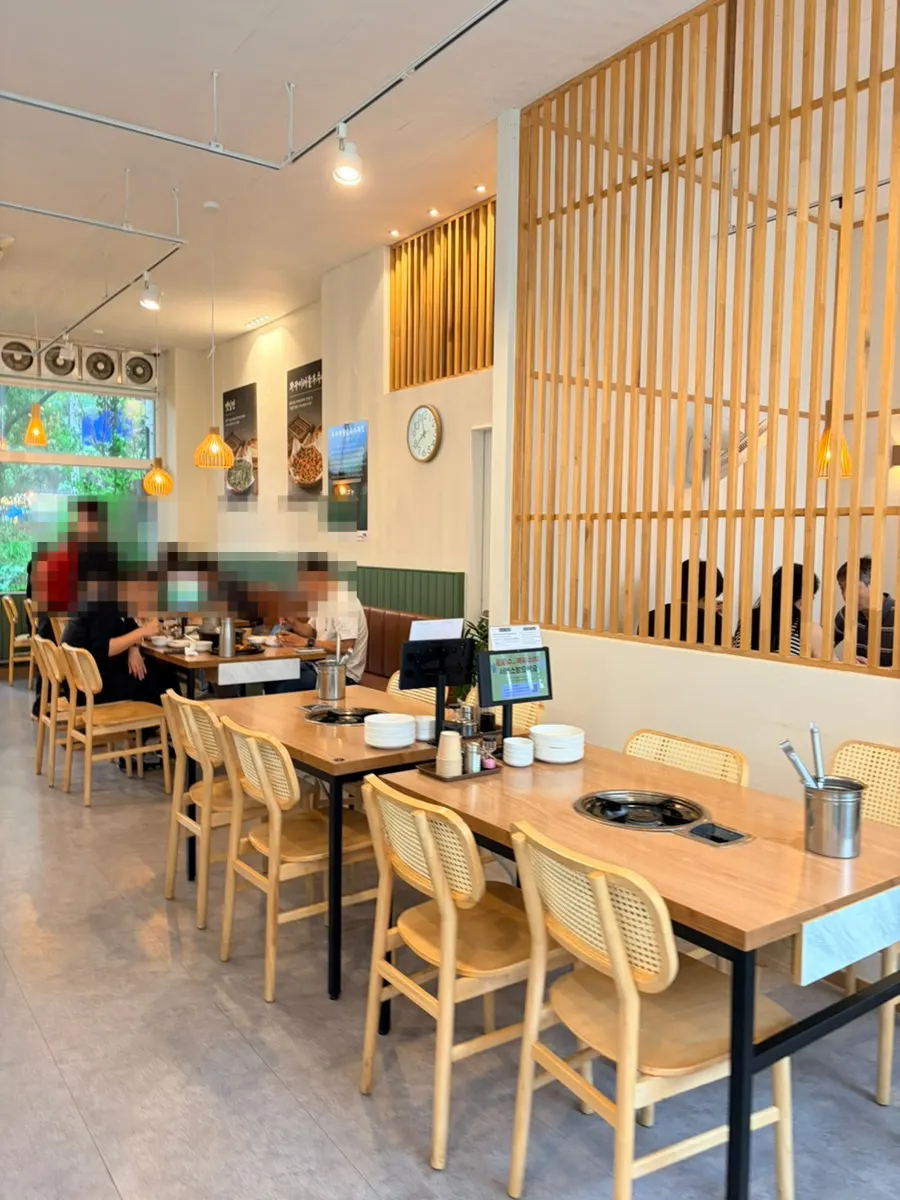 Seating area inside Yubok Haemul Kalguksu