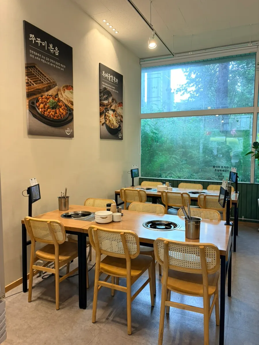 Tables for groups and two-person parties