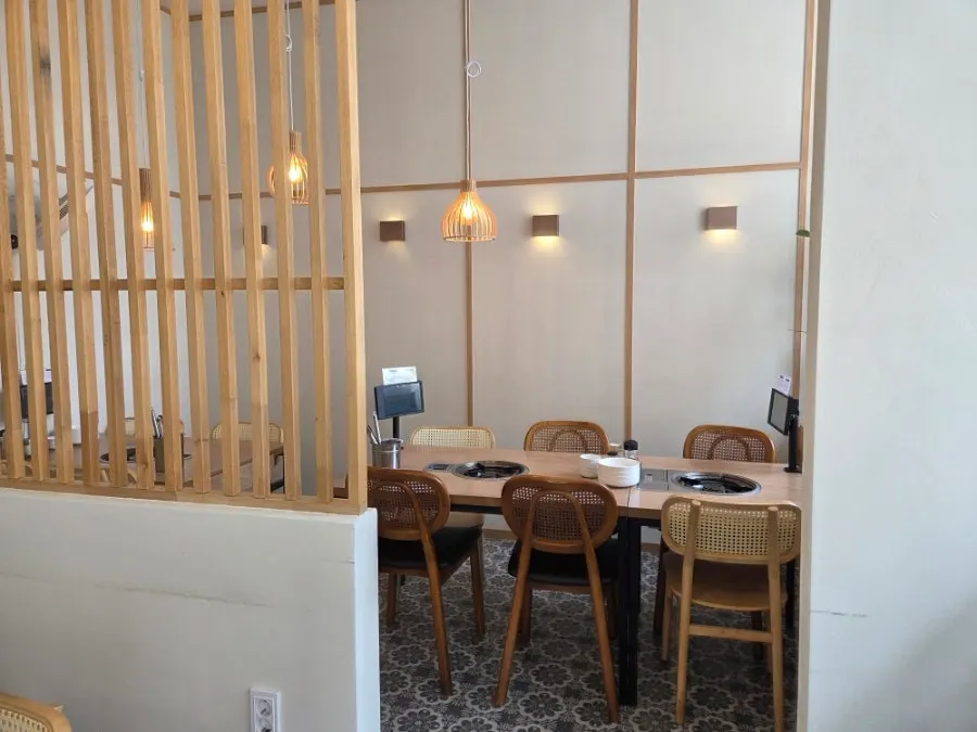 매장 입구 오른편 단체석
